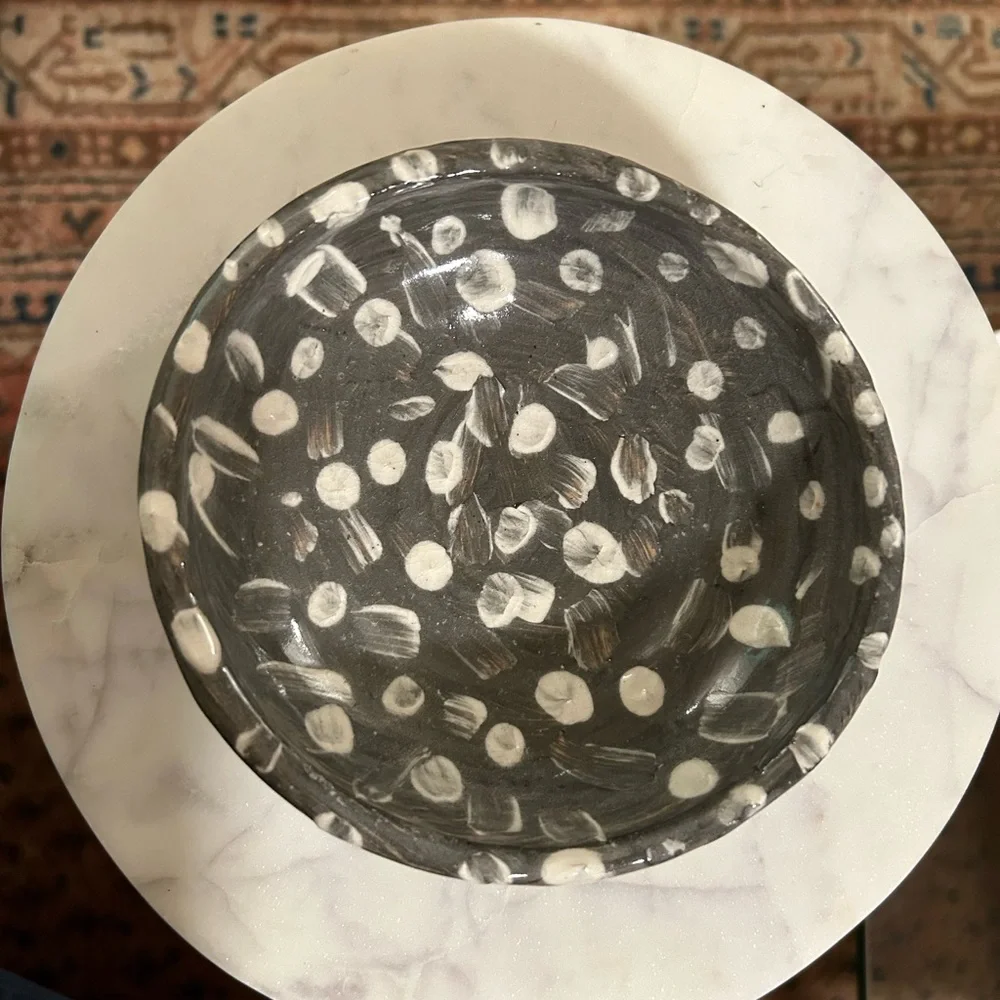Handmade / painted pottery bowl in gray and white, artist unknown - Picture 3 of 3